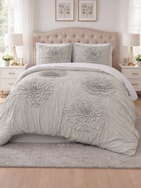 Lush Décor Serena Comforter Set King 3PC Light Gray Floral Textured New With Tag